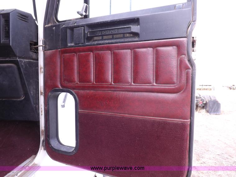 image for item I9135 1992 Freightliner FLD112 semi truck