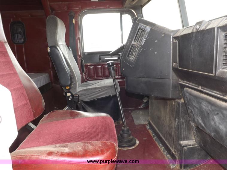 image for item I9135 1992 Freightliner FLD112 semi truck