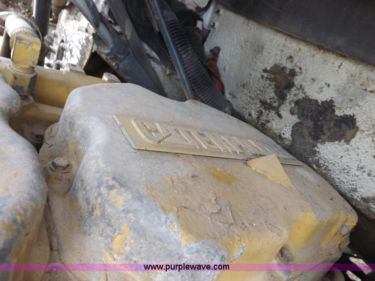 image for item I9135 1992 Freightliner FLD112 semi truck