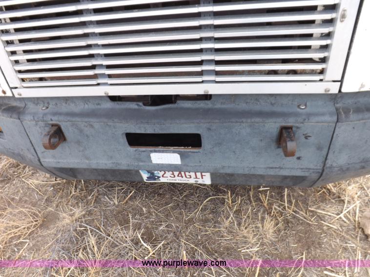 image for item I9135 1992 Freightliner FLD112 semi truck