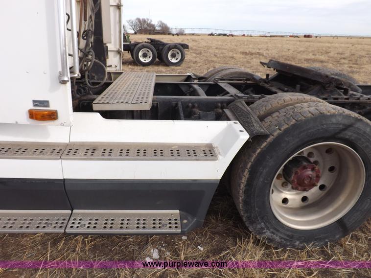 image for item I9135 1992 Freightliner FLD112 semi truck