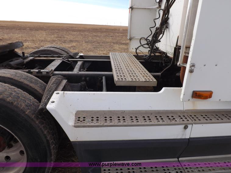 image for item I9135 1992 Freightliner FLD112 semi truck