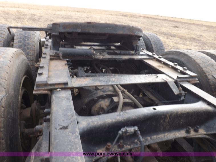 image for item I9135 1992 Freightliner FLD112 semi truck