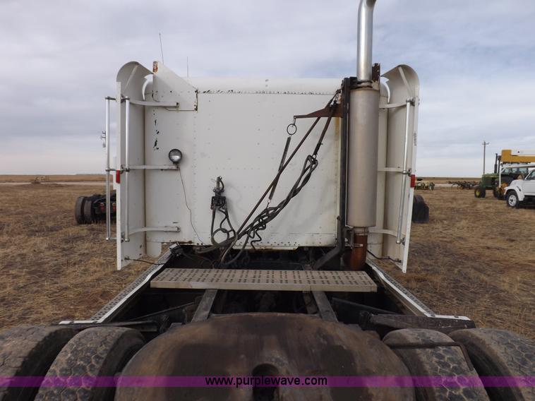 image for item I9135 1992 Freightliner FLD112 semi truck