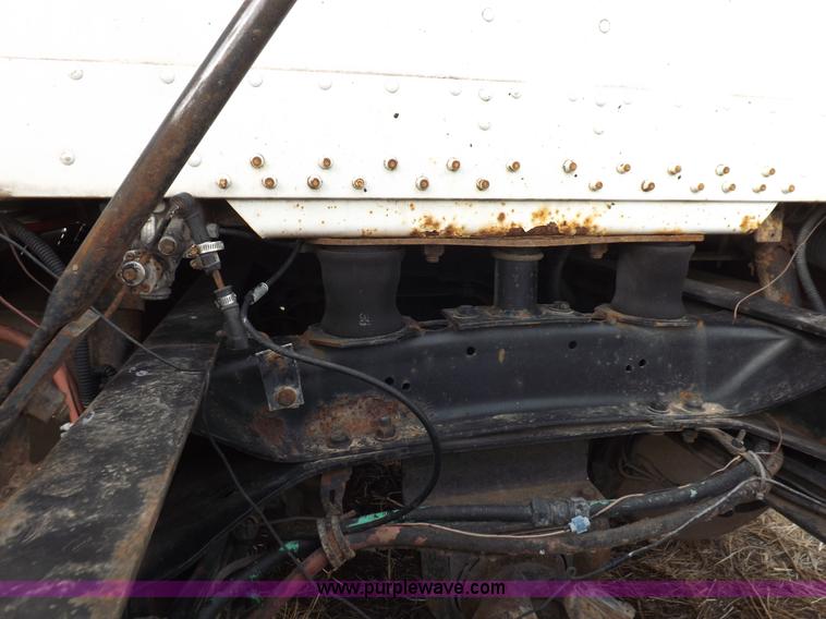 image for item I9135 1992 Freightliner FLD112 semi truck