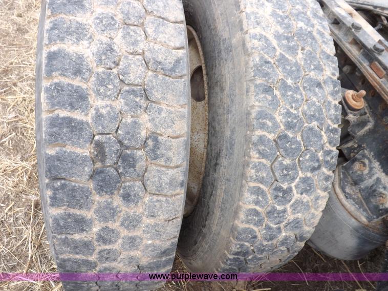 image for item I9135 1992 Freightliner FLD112 semi truck