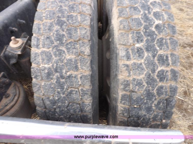 image for item I9135 1992 Freightliner FLD112 semi truck