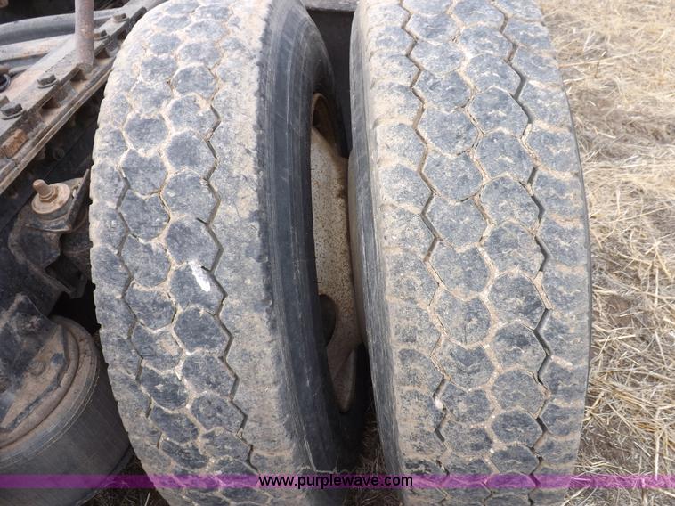 image for item I9135 1992 Freightliner FLD112 semi truck