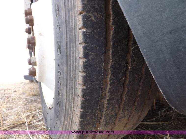 image for item I9135 1992 Freightliner FLD112 semi truck