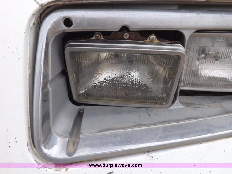 image for item I9135 1992 Freightliner FLD112 semi truck