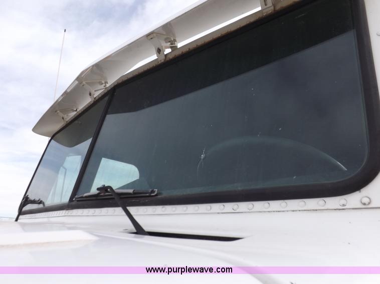 image for item I9135 1992 Freightliner FLD112 semi truck