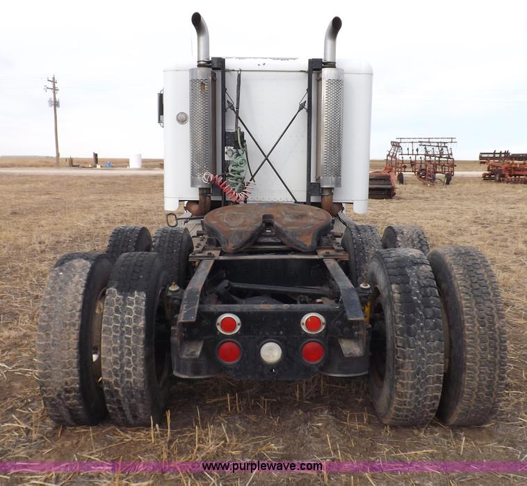 image for item I9136 1993 Freightliner FLD semi truck