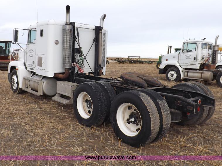 image for item I9136 1993 Freightliner FLD semi truck
