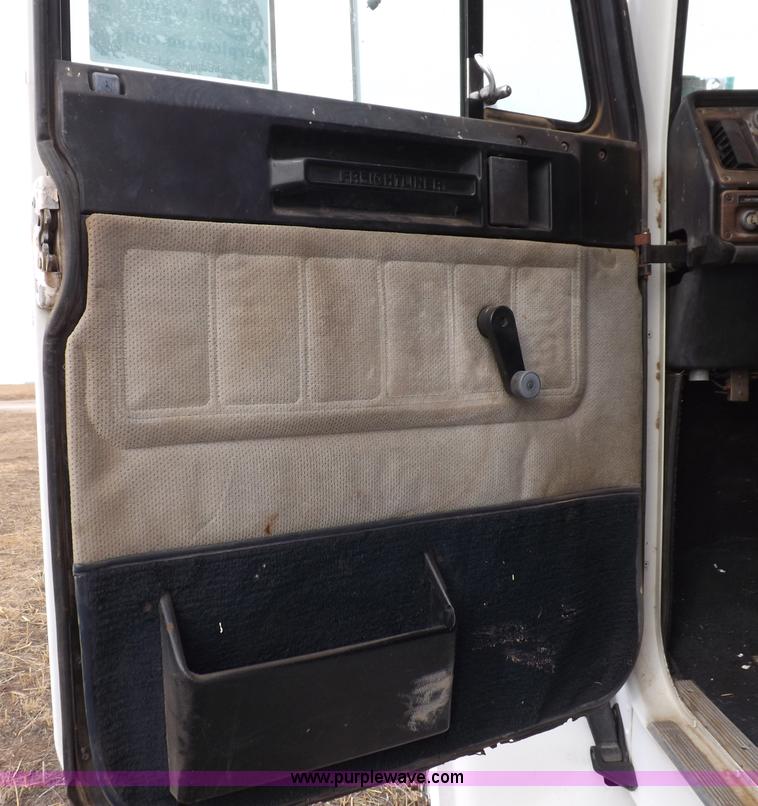 image for item I9136 1993 Freightliner FLD semi truck