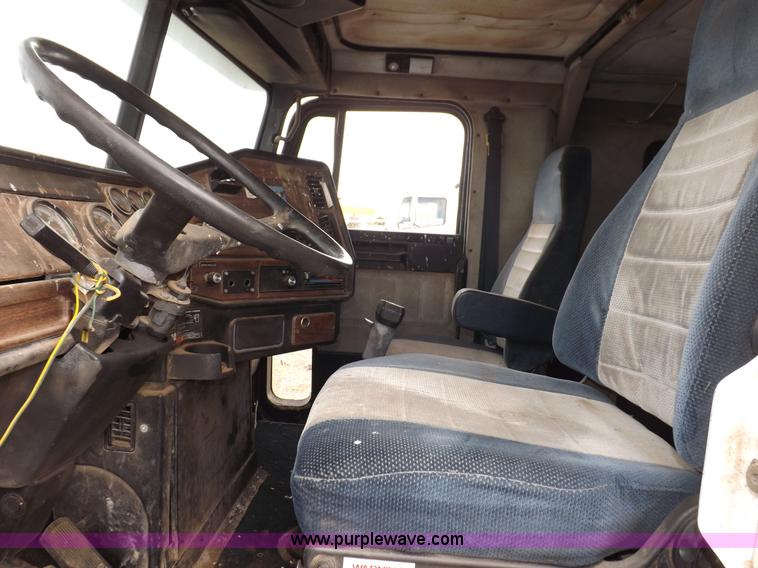 image for item I9136 1993 Freightliner FLD semi truck