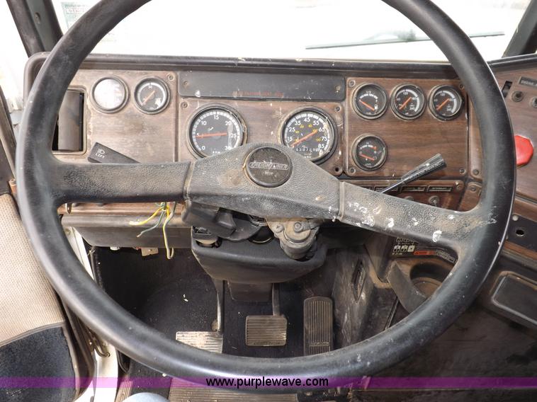 image for item I9136 1993 Freightliner FLD semi truck