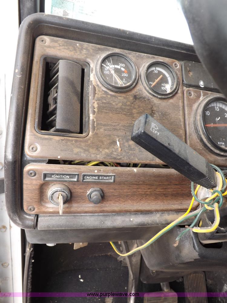 image for item I9136 1993 Freightliner FLD semi truck