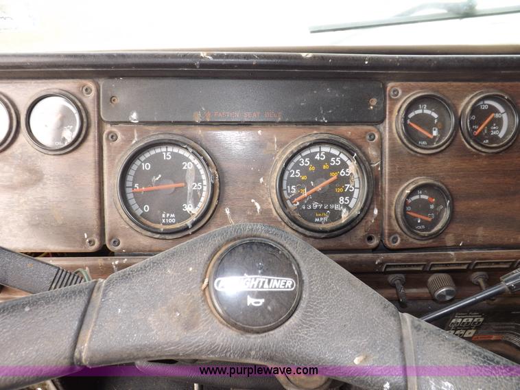 image for item I9136 1993 Freightliner FLD semi truck