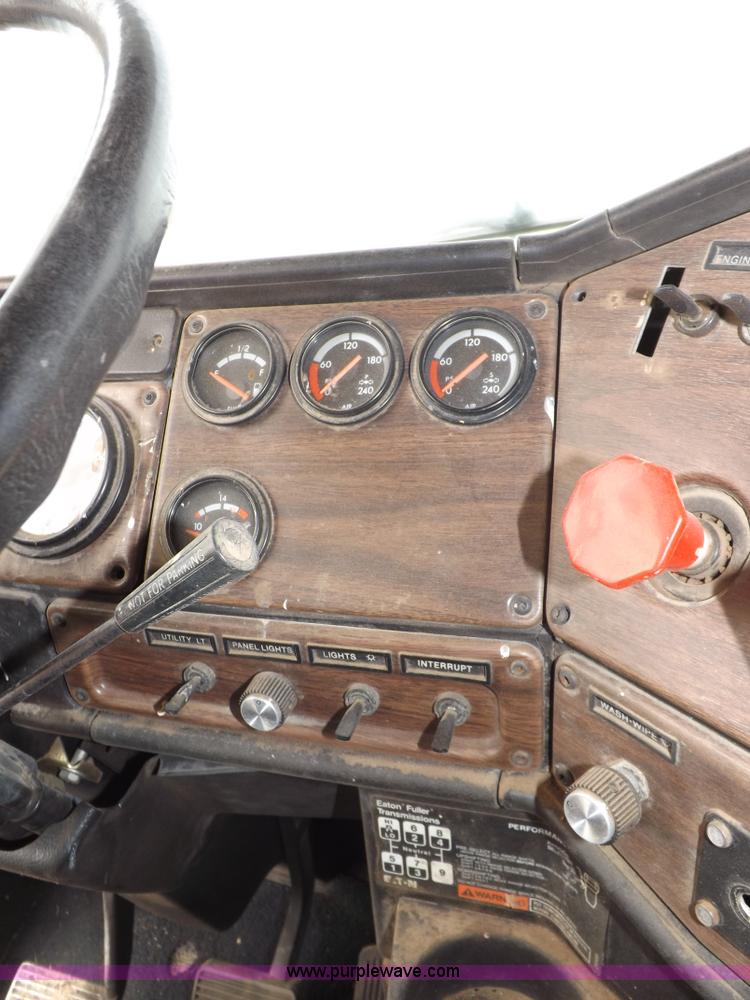 image for item I9136 1993 Freightliner FLD semi truck