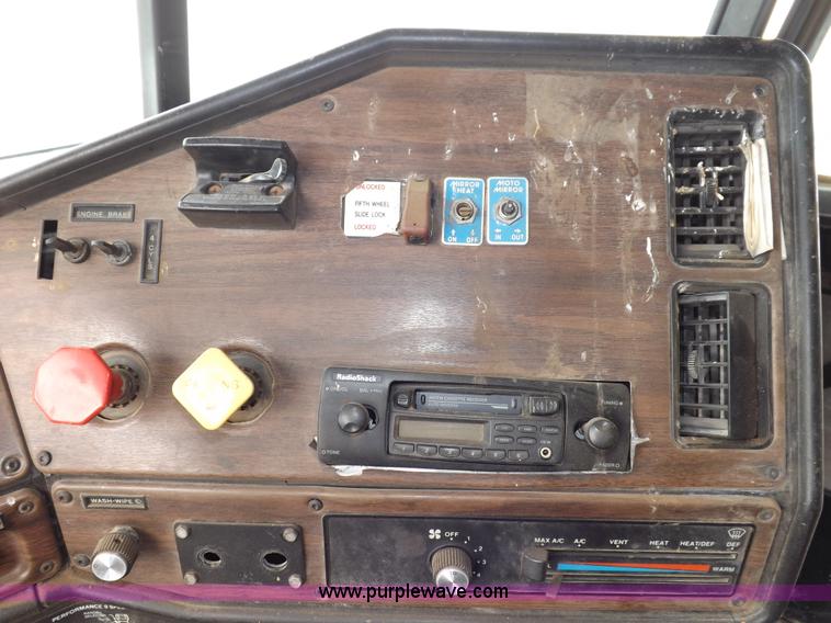 image for item I9136 1993 Freightliner FLD semi truck