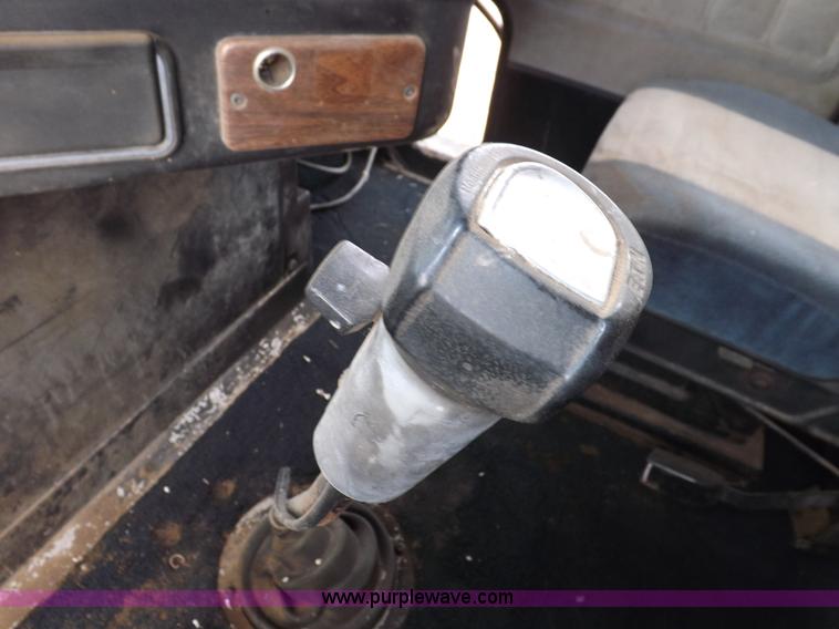 image for item I9136 1993 Freightliner FLD semi truck