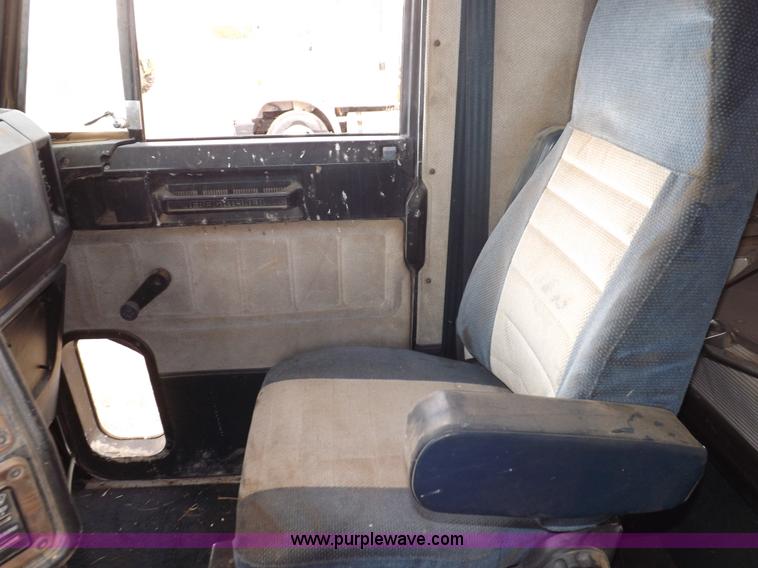 image for item I9136 1993 Freightliner FLD semi truck