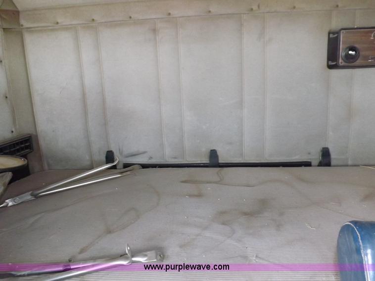 image for item I9136 1993 Freightliner FLD semi truck