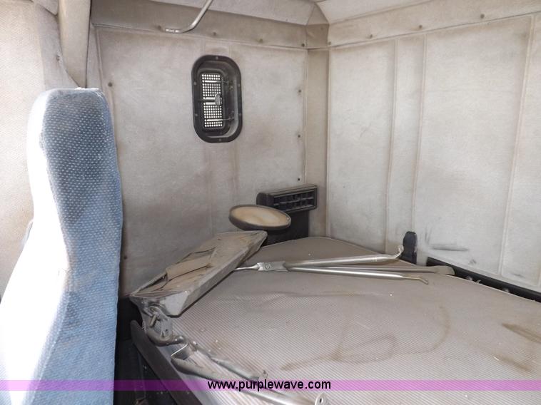 image for item I9136 1993 Freightliner FLD semi truck