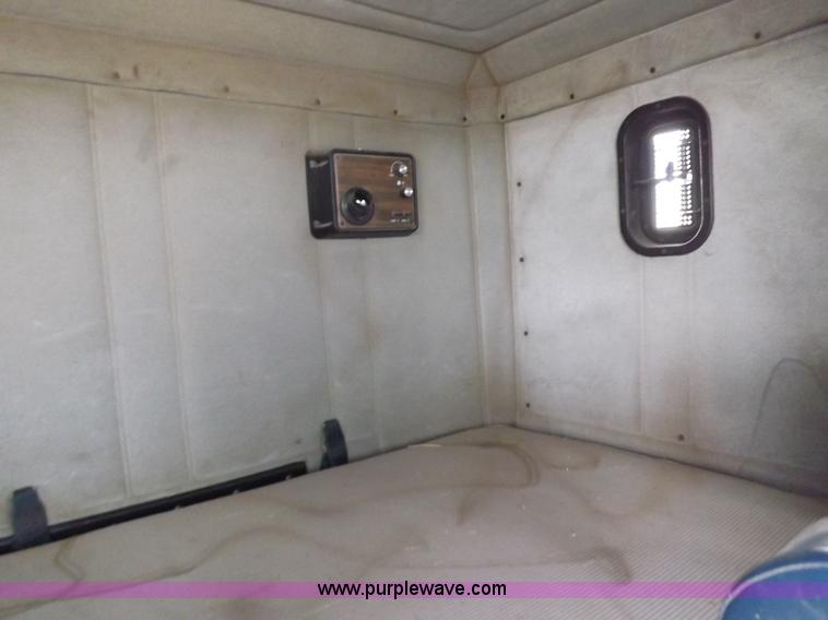 image for item I9136 1993 Freightliner FLD semi truck