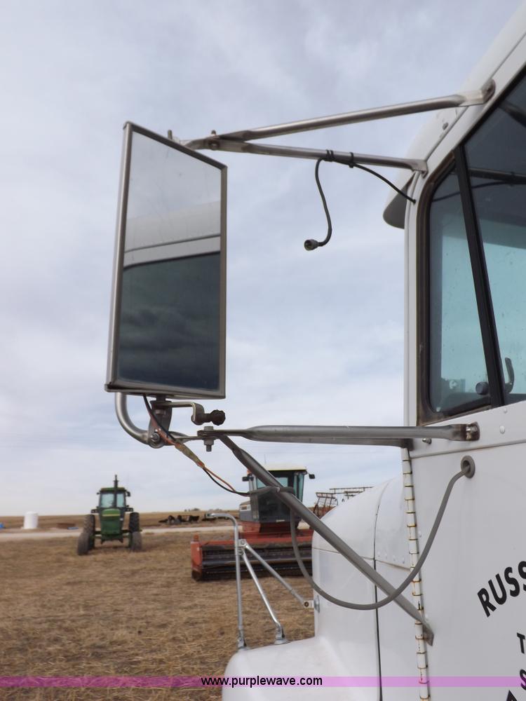 image for item I9136 1993 Freightliner FLD semi truck