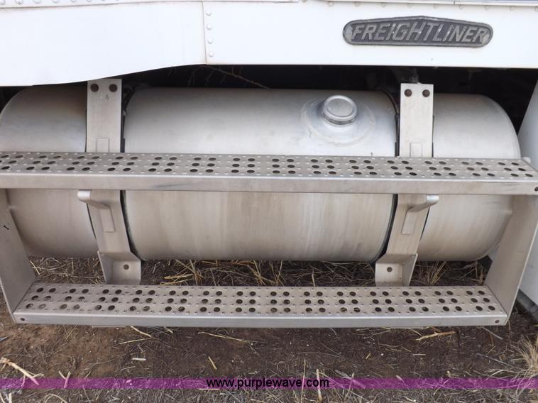 image for item I9136 1993 Freightliner FLD semi truck