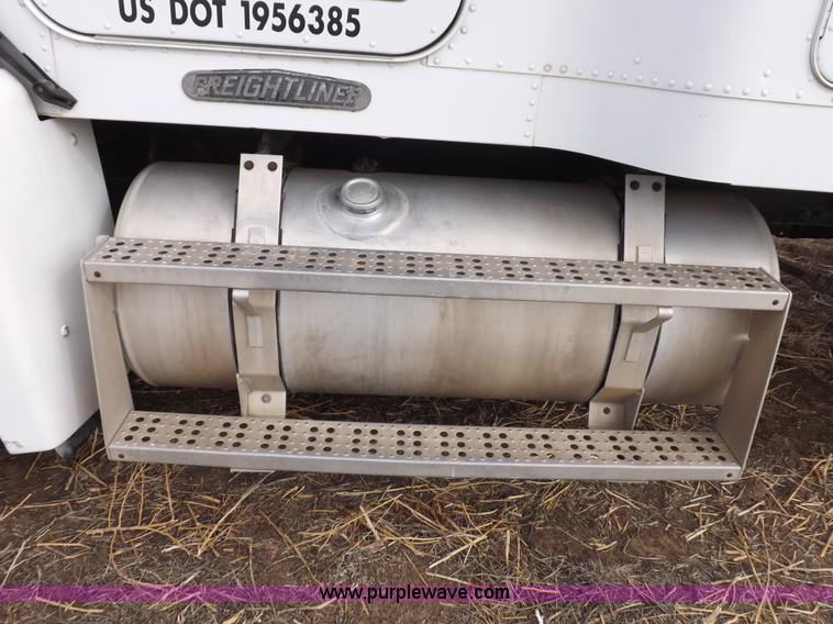 image for item I9136 1993 Freightliner FLD semi truck