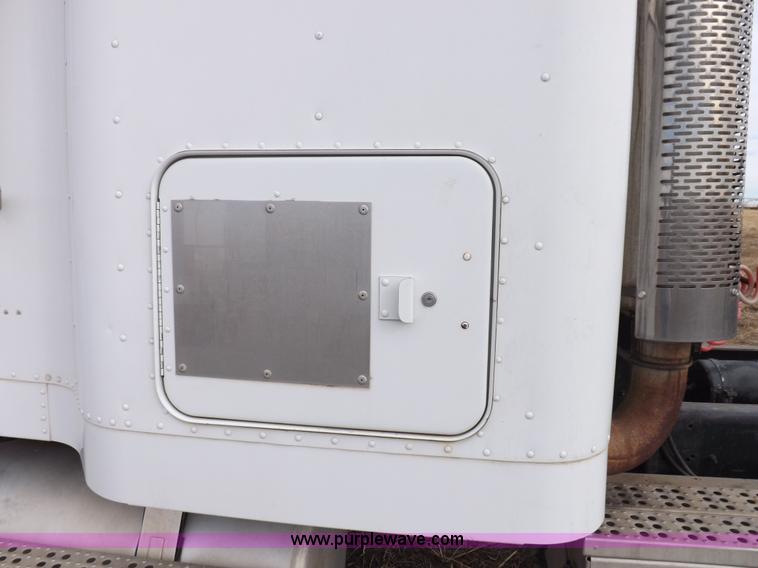 image for item I9136 1993 Freightliner FLD semi truck