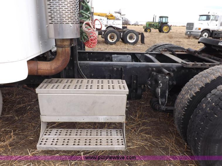 image for item I9136 1993 Freightliner FLD semi truck