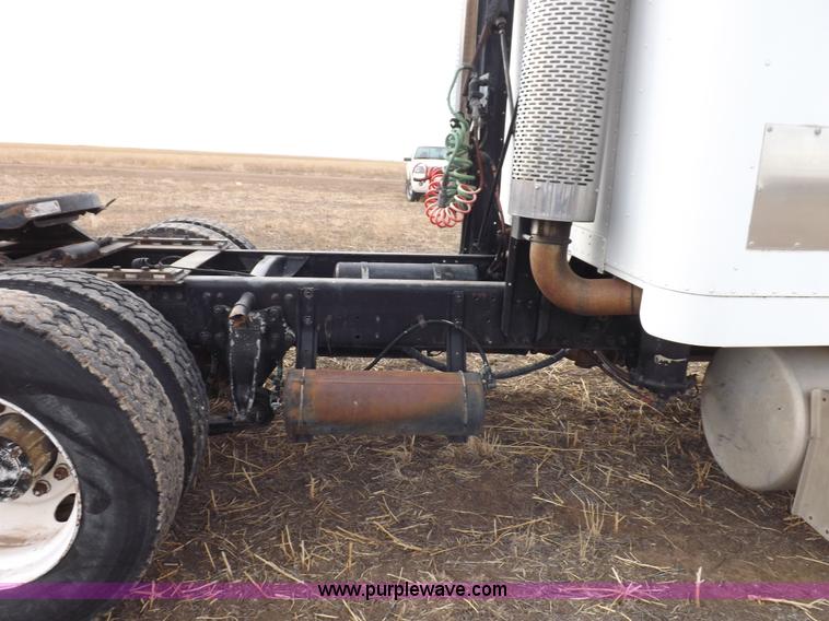 image for item I9136 1993 Freightliner FLD semi truck