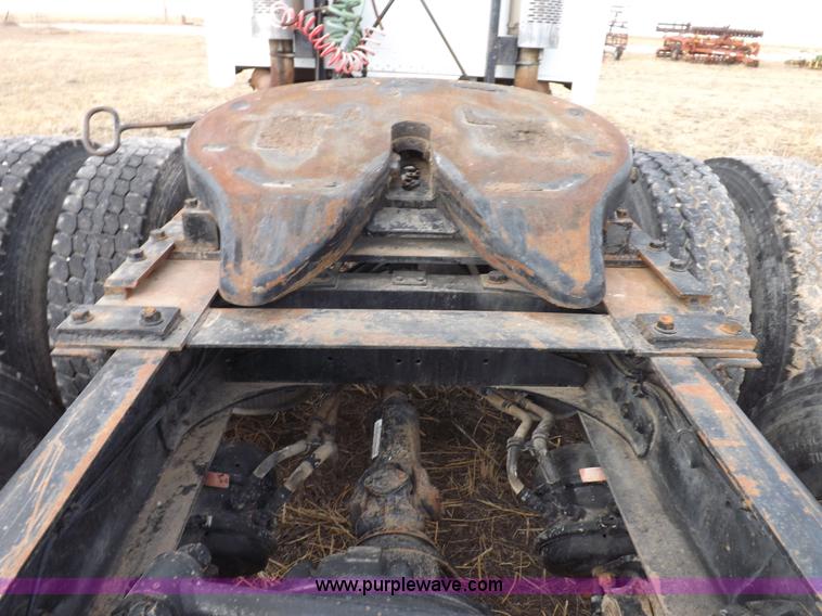 image for item I9136 1993 Freightliner FLD semi truck