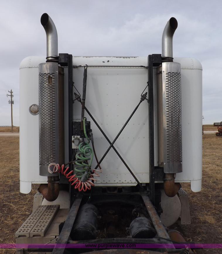 image for item I9136 1993 Freightliner FLD semi truck