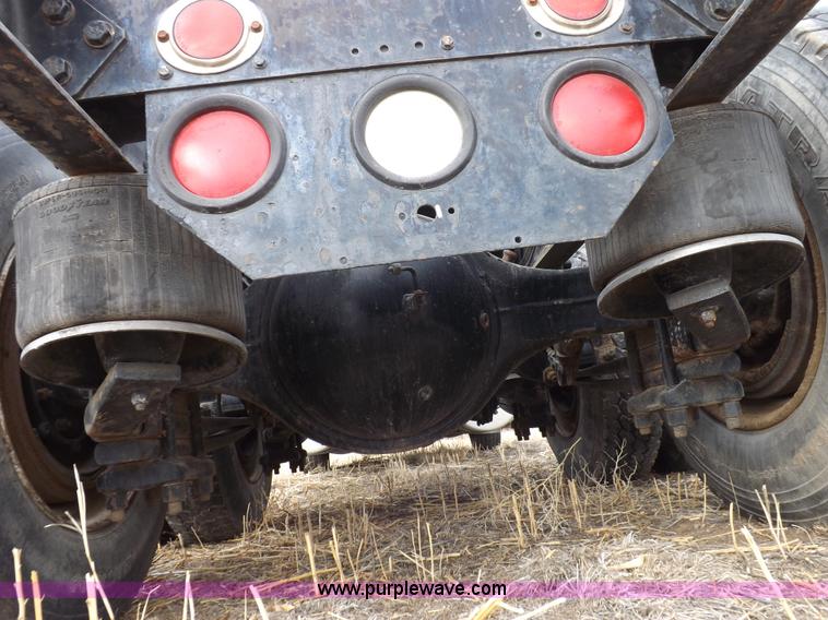 image for item I9136 1993 Freightliner FLD semi truck