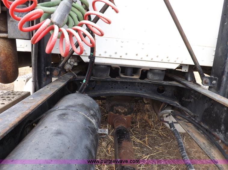 image for item I9136 1993 Freightliner FLD semi truck