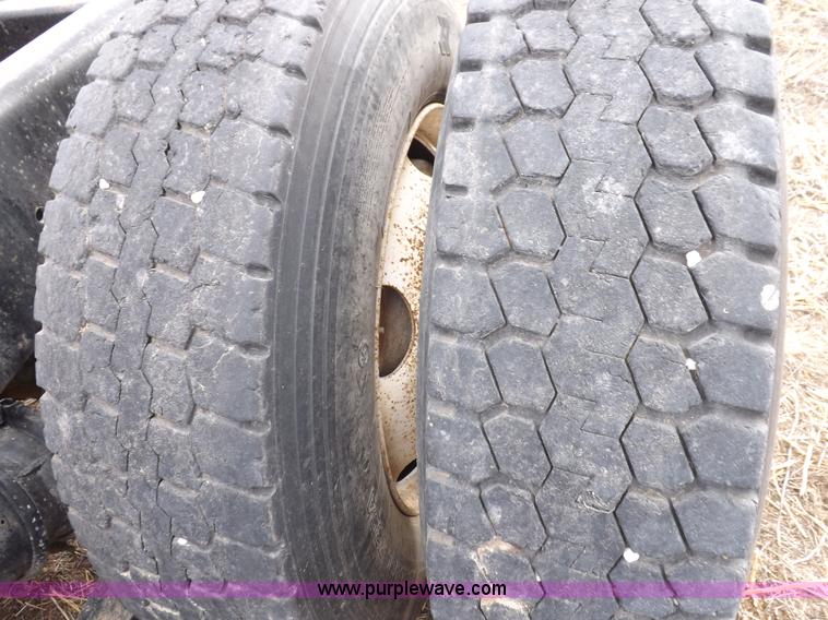 image for item I9136 1993 Freightliner FLD semi truck