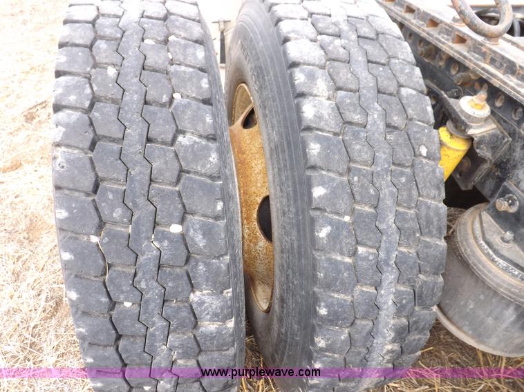 image for item I9136 1993 Freightliner FLD semi truck