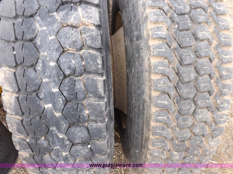 image for item I9136 1993 Freightliner FLD semi truck