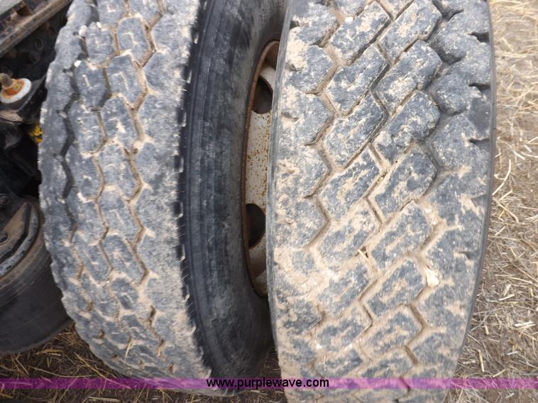 image for item I9136 1993 Freightliner FLD semi truck