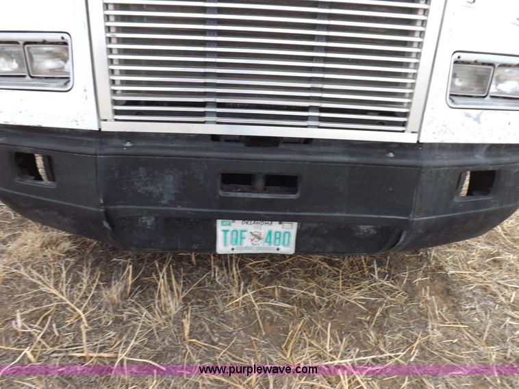 image for item I9136 1993 Freightliner FLD semi truck