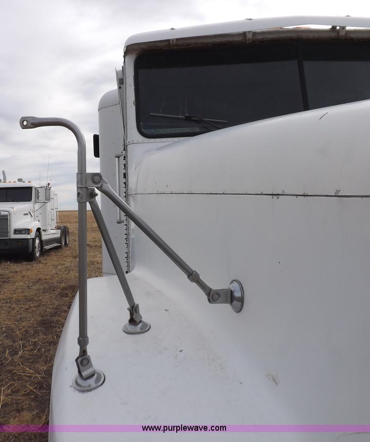 image for item I9136 1993 Freightliner FLD semi truck