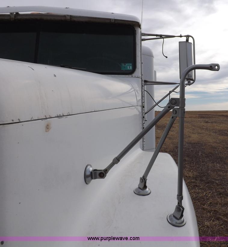 image for item I9136 1993 Freightliner FLD semi truck