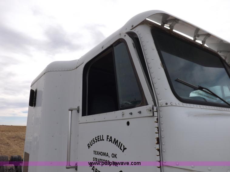 image for item I9136 1993 Freightliner FLD semi truck