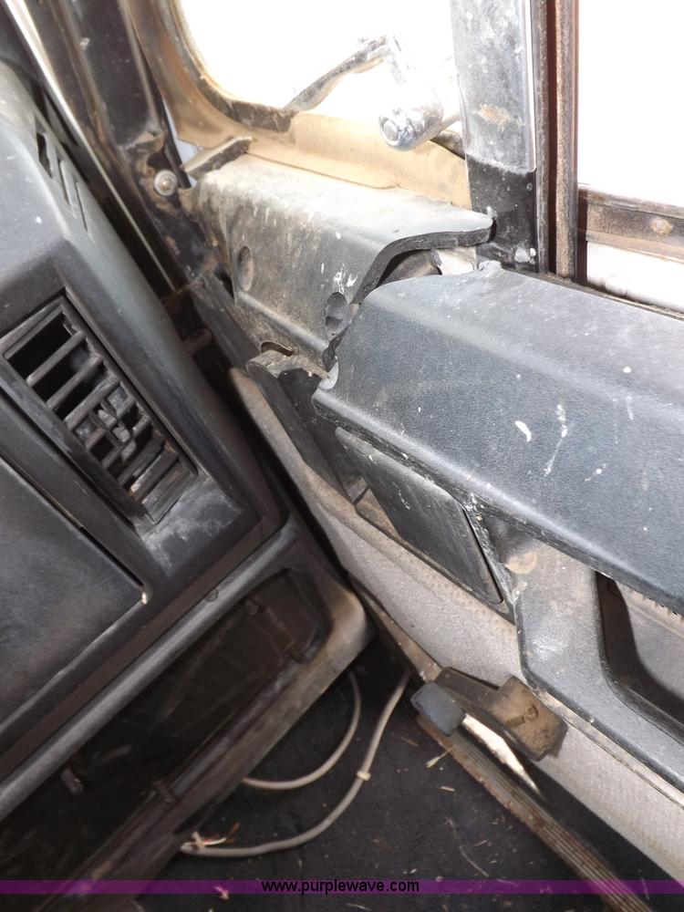 image for item I9136 1993 Freightliner FLD semi truck