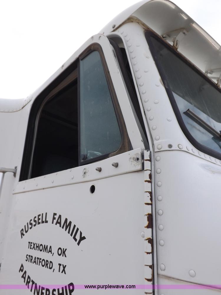 image for item I9136 1993 Freightliner FLD semi truck