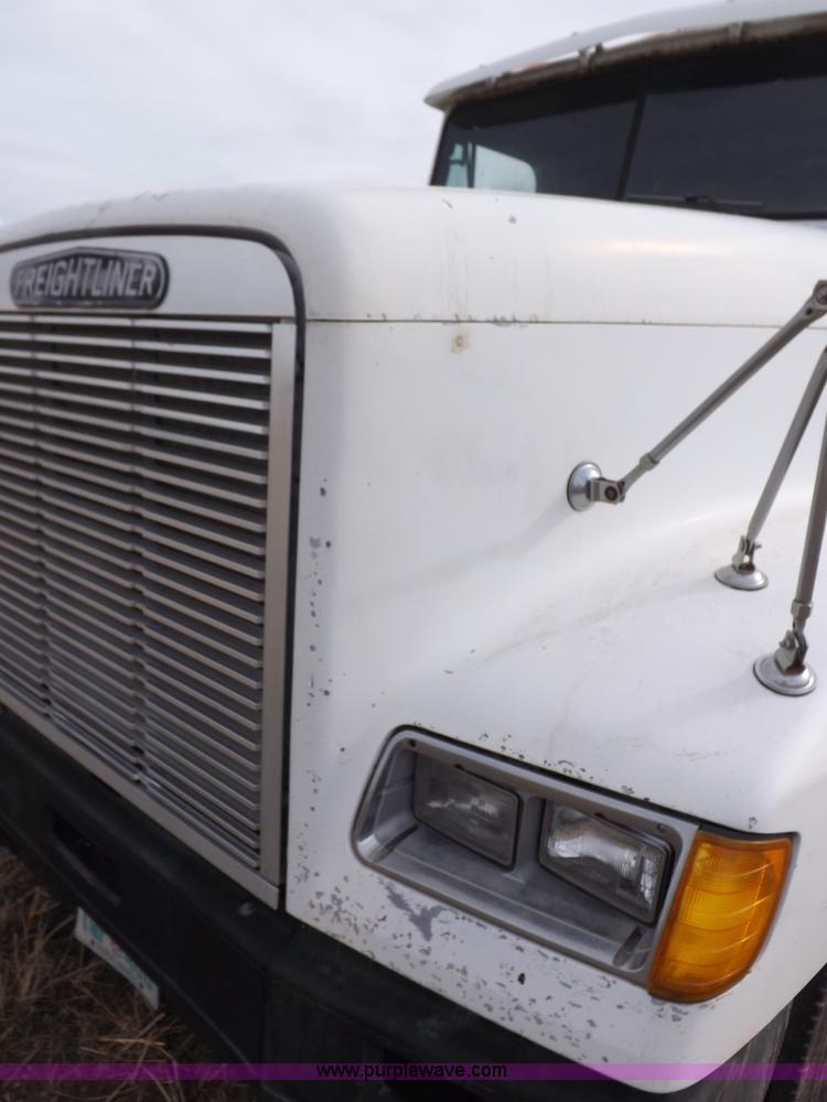 image for item I9136 1993 Freightliner FLD semi truck